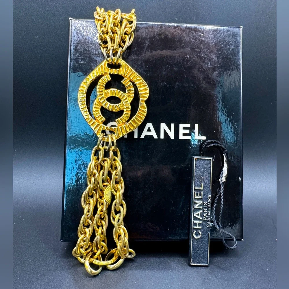 LOT 1556 24K gold plated CHANEL vintage bracelet